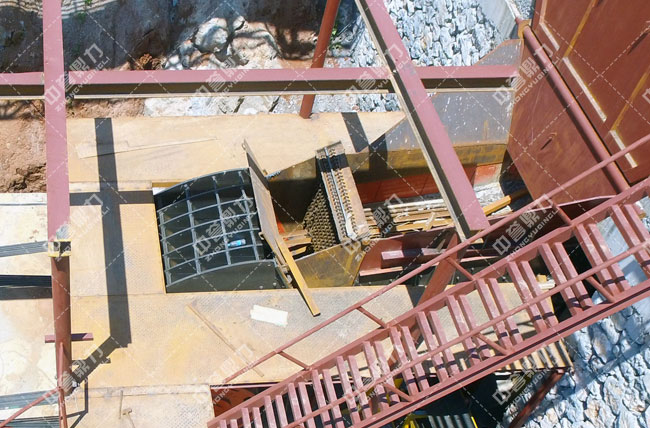 砂石場對石頭進(jìn)行粗碎