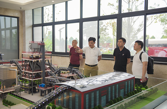 參觀中譽鼎力五位一體循環建材產業園項目沙盤