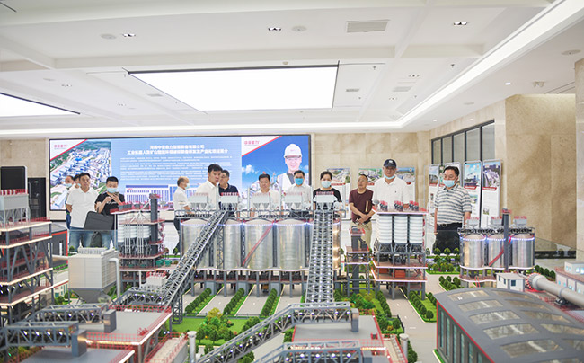 張治民董事長(zhǎng)介紹多位一體循環(huán)建材產(chǎn)業(yè)園項(xiàng)目建設(shè)理念